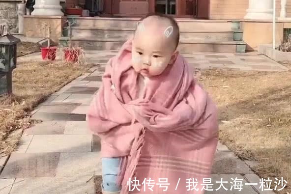 宝宝|“小贵妇宝宝”视察工作火了,听到笑声后“奶凶奶凶”的表情绝了