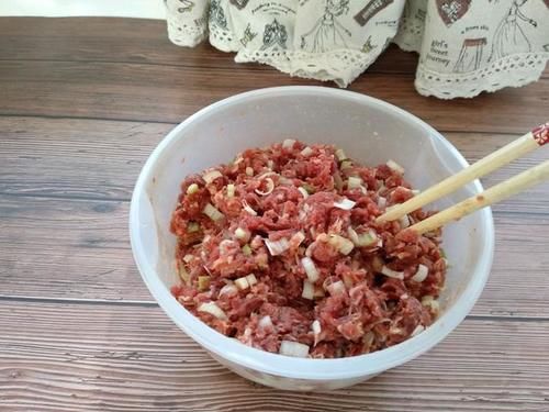  搅拌均匀|爱吃牛肉馅饼不用去买，按照此法自己做，薄皮大馅不油腻