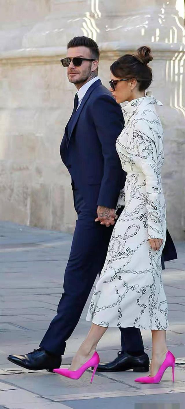 39岁梅根撞衫46岁贝嫂，同穿白色印花裙，王妃气质不敌名媛高级感