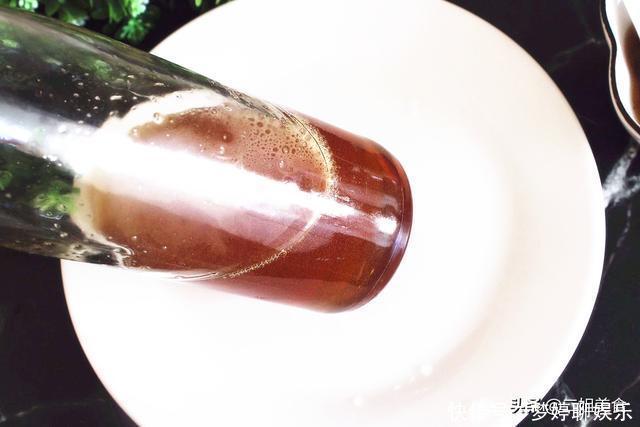 买香油时,只需要将香油瓶子摇晃一下,真假香油一看便知,别乱买