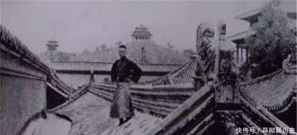 清朝|清朝老照片:图一是小皇帝叉腰站在故宫房顶,图四的杂耍小孩肚子差点被刺穿