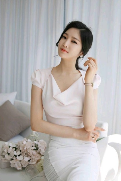 特大气 楚楚动人的小姐姐,搭配紧身裙,美得一点也不会掉范!