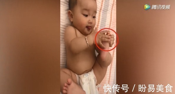 妈妈|宝宝偷吃脚脚被发现,妈妈问好不好吃,宝宝回答简直太可爱了