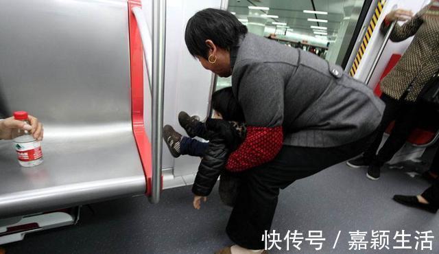 地铁|又一个地铁宝宝火了,有教养的孩子在哪里都发光,这就是差距!