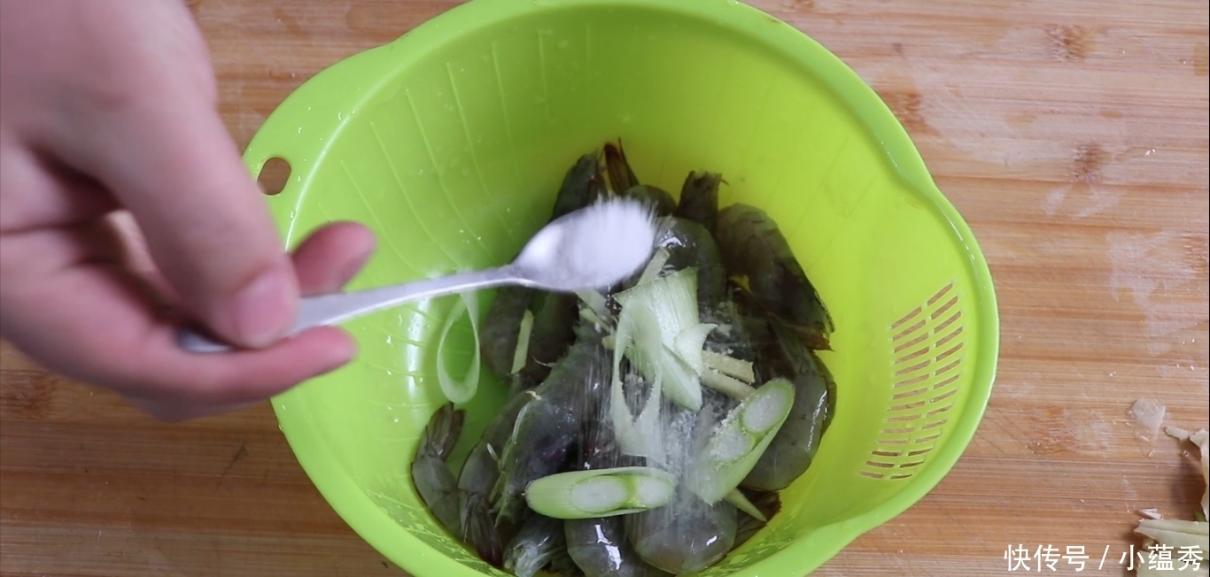 油焖大虾不要直接闷,按小鱼的方法做,又鲜又嫩,还没有腥味