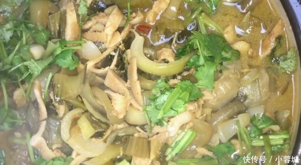 冬天|冬天炖菜不吃酸菜是个憾事,搭配2个食材炖一炖,暖胃抗寒又鲜美