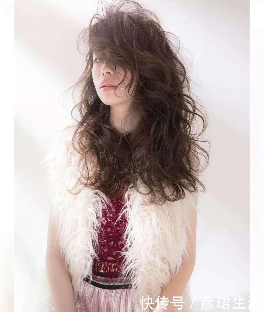 中卷|五十岁长发怎么留好看?4种时髦又减龄长卷发,什么发量都适合