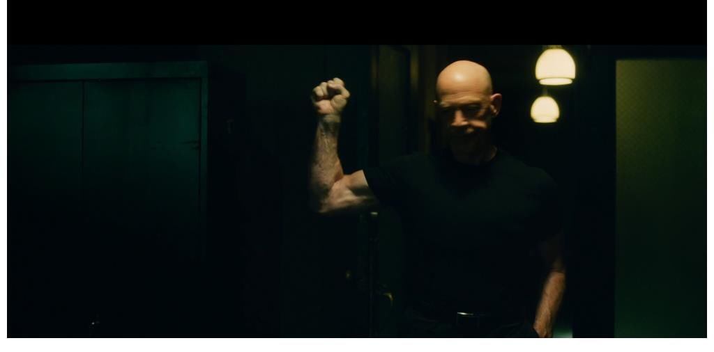 《爆裂鼓手》开场镜头，如何通过剪辑画面塑造紧张的情绪？