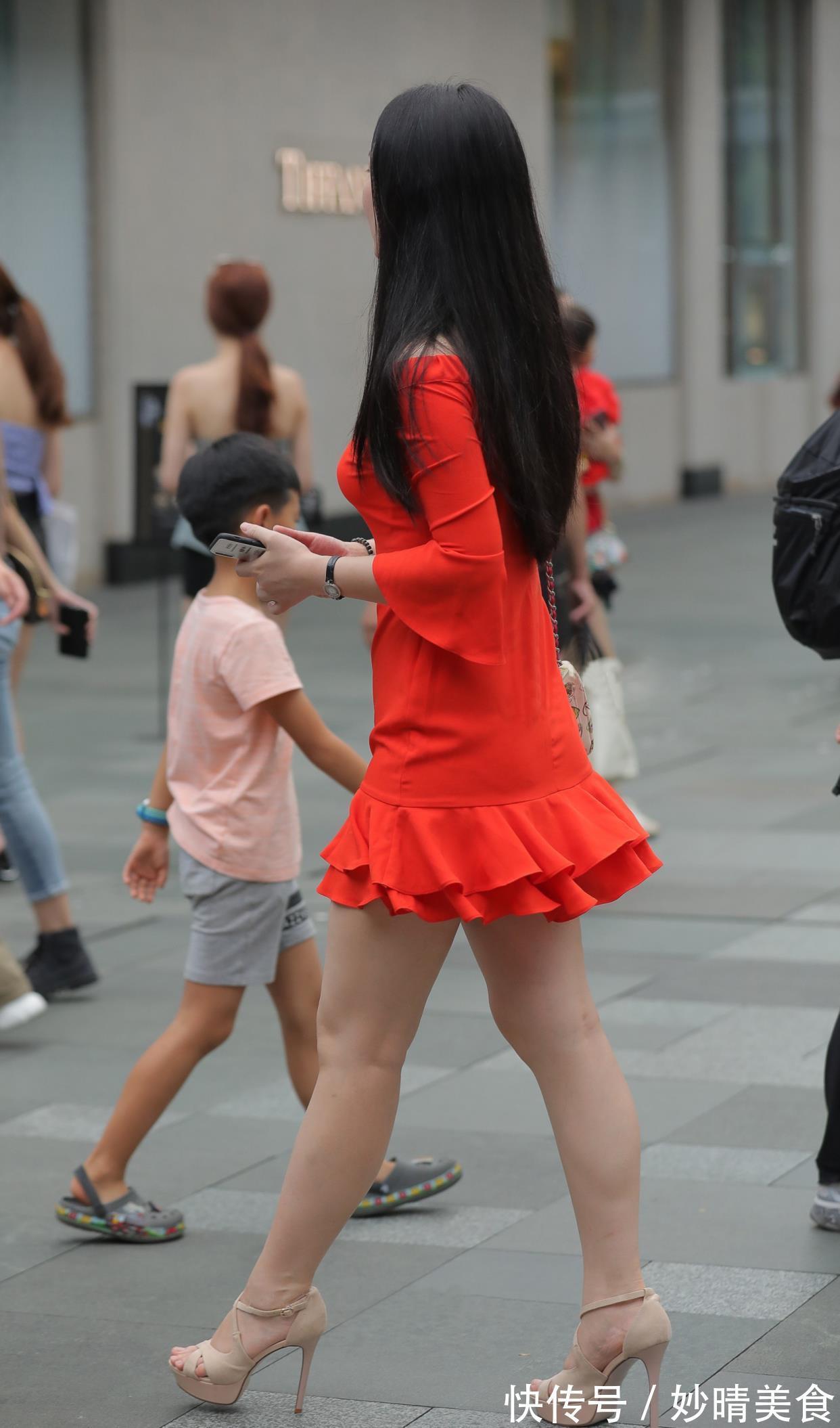 女人味儿 微胖美女,红色一字领连衣裙搭配高跟凉鞋,光彩夺目很有女人味