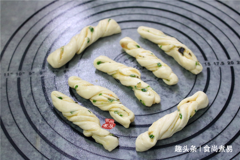 首次做这款花卷,新手也能快速学会,表面蓬松柔软,底部香酥脆口