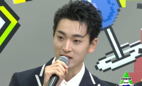 《创造营4》花絮，韩美娟摘掉假发不敢认，刘宇“爱豆脸”抢镜