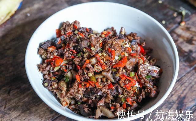 农家菜|舅舅一家来做客，妈妈做了8个农家菜招待，网友真富有