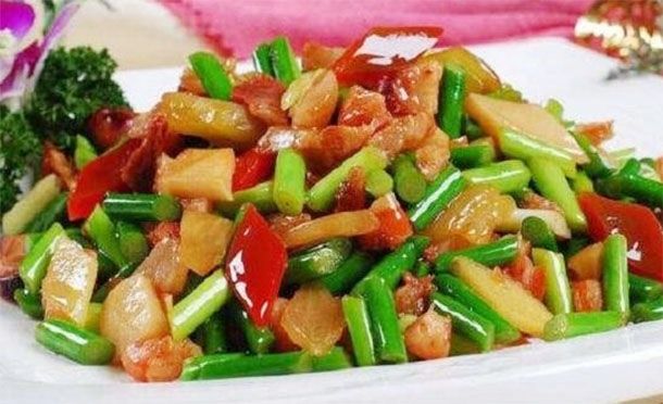 下雨|孩子出门跑步忽然下雨变感冒，孩子多吃杀菌菜，预防感冒