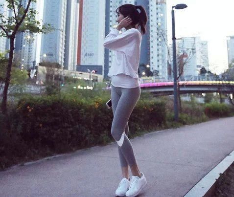 瑜伽裤|运动型女大学生,逛街都穿着瑜伽裤,这身材算是校花级别了吧