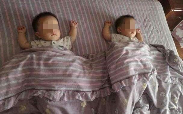 孩子|为什么孩子睡着后,会摆出“投降”的姿势?原因其实很简单