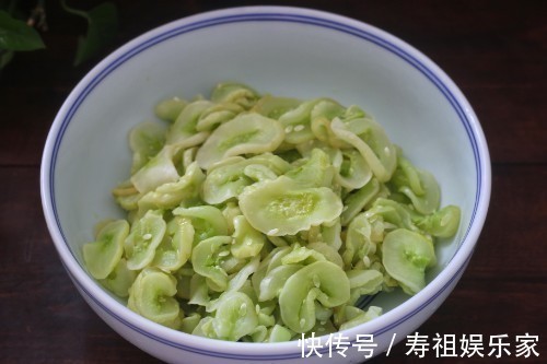 夏天把黄瓜冷冻起来，留到冬天炒肉吃，特别香，我每年都做