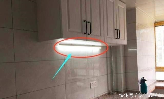 儿媳|老瓦工非用“土砖”做整体厨房,儿媳一脸嫌弃!完工后才知高档货!