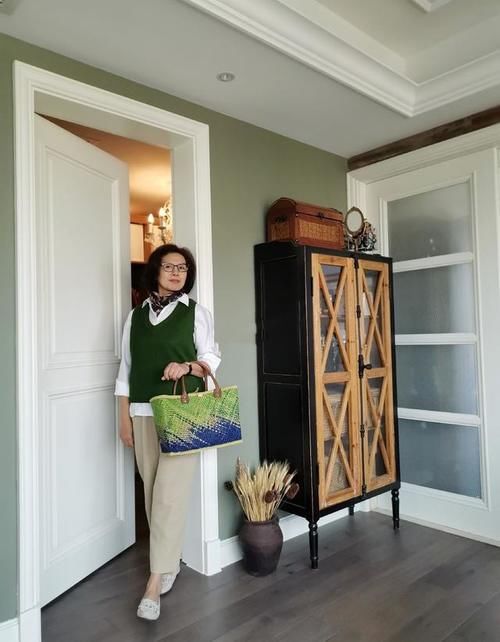 60多岁的女人，开春少穿修身裤+卫衣，九分裤+衬衫时髦又优雅