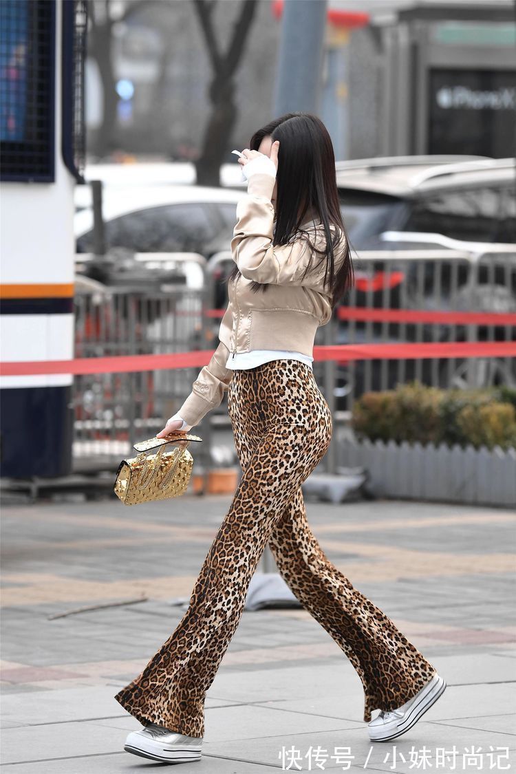 身材高挑|街拍:橙色修身连衣裤,高挑匀称的美女,穿搭出来的效果更加时尚