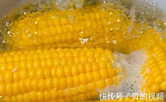 水煮|做水煮玉米，清水下锅是错的，放上这2味料，玉米又香又甜又软糯