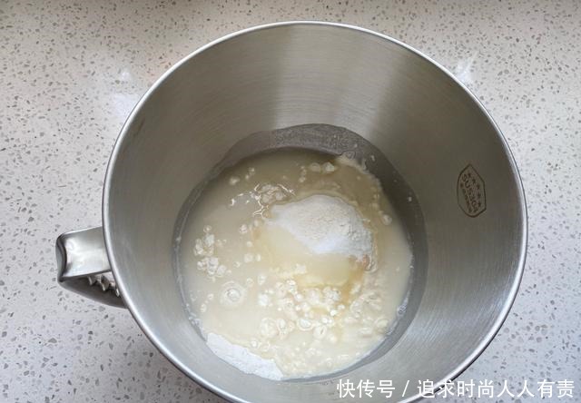 美味|想吃红豆饼别再买了,在家用面粉就能做,咬一口层次分明香酥美味