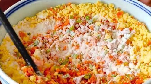 家里有面粉试试这样做,比馅饼简单,比包子好吃,我家一周做3次