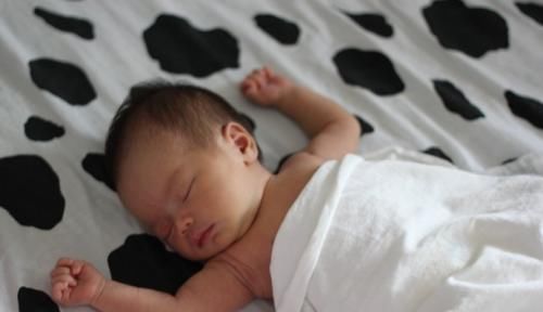 宝宝|婴儿刚出生时，第一个抱他的不要是这3种人，并非是迷信哦