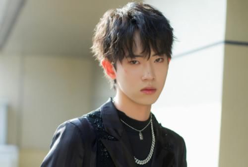  小男孩|李汶翰现“爹味”发言，结果引起众人反对，张萌阿云嘎回怼太敢说