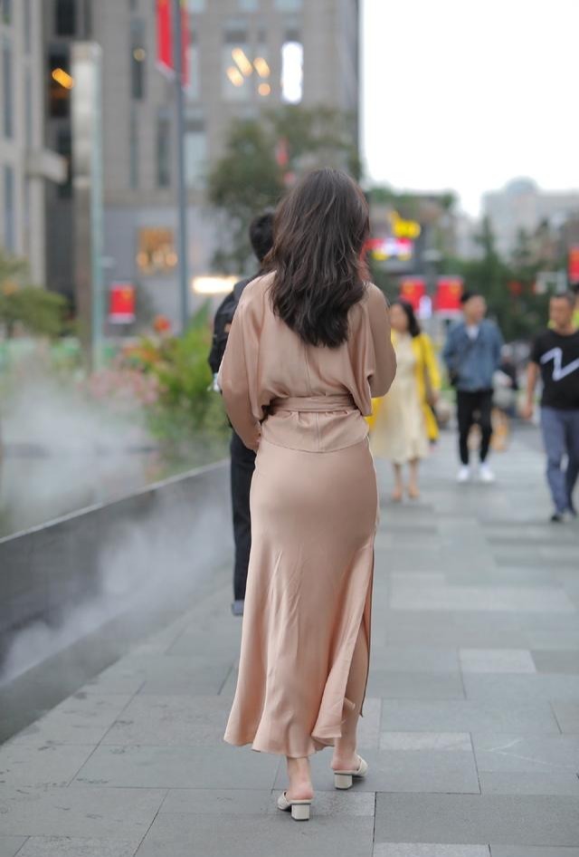 喜欢省心时尚的装扮, 套装裙是不错的选择, 轻盈舒适又显气质