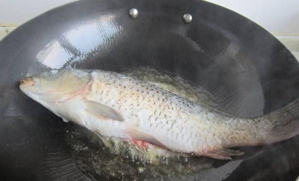 鱼刺卡在喉咙里,别再喝醋吞米饭,教你1招,鱼刺自己跑出来