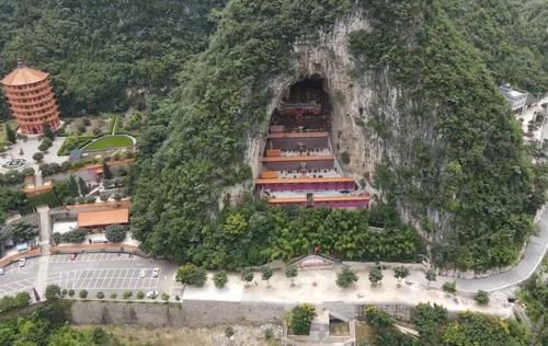 贵州兴义百年古村落，景观奇特内容丰富，村口集市很闹热