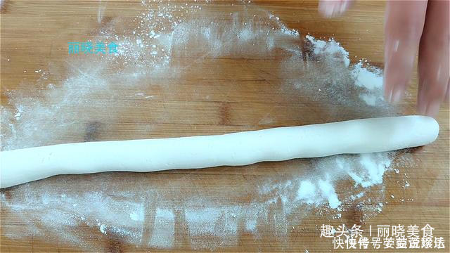 糯米粉开水烫一烫，不加鸡蛋不加油，个个酥脆鼓大泡，比薯片好吃