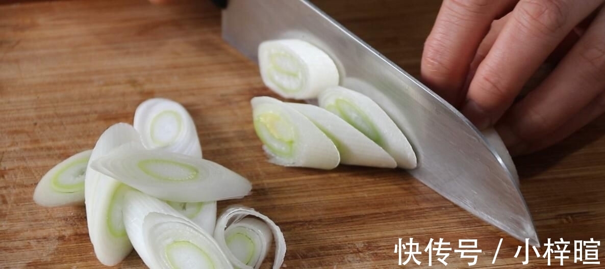 葱油鸡|用烤箱做的纸包葱油鸡，比红烧鸡还香，做法太简单了