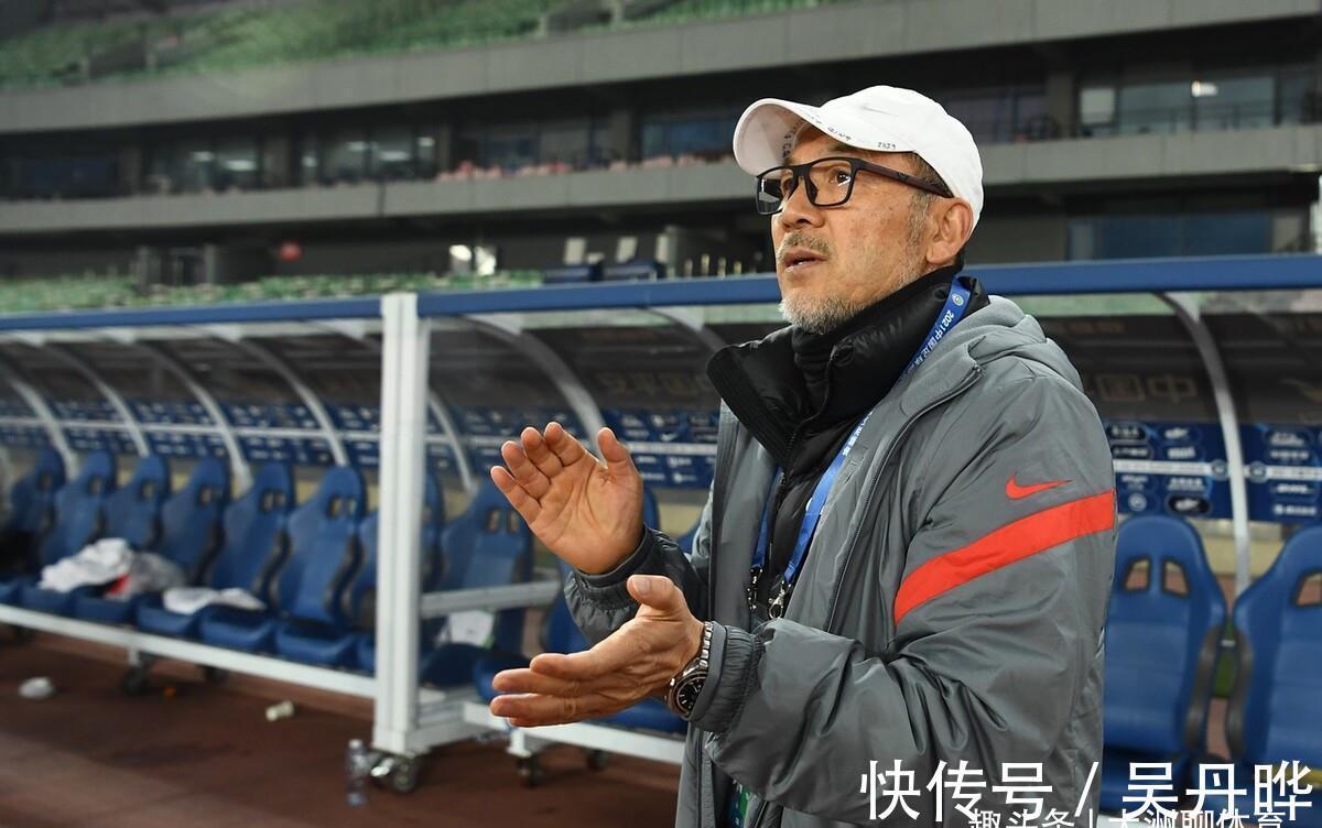 里皮|足球权威记者有新奇表态:建议中国国足撤下李霄鹏,使用韩国教练