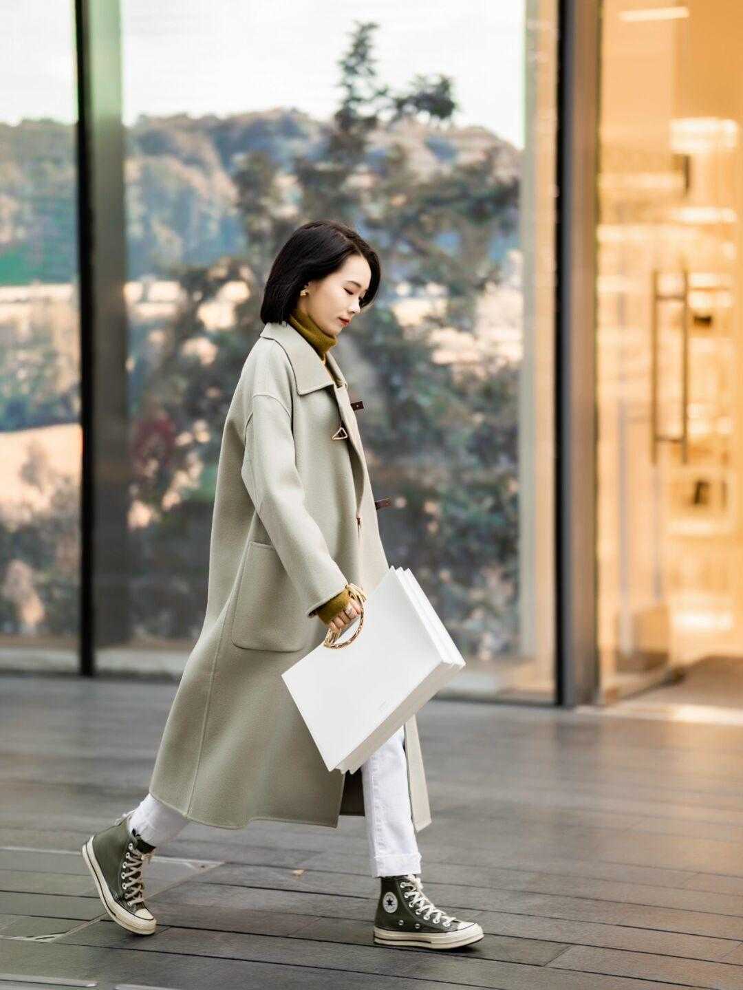 打底裤 别再用大衣搭紧身打底裤了!今年适合与大衣搭配的,是这几条裤子