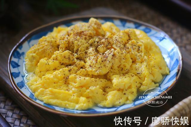 炒鸡蛋加牛奶没错，炒出来又滑又嫩，一不小心就光盘