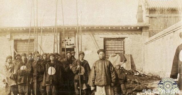 鸦片|老照片中的清末社会：富家子弟提笼架鸟抽鸦片，尽显亡国气象