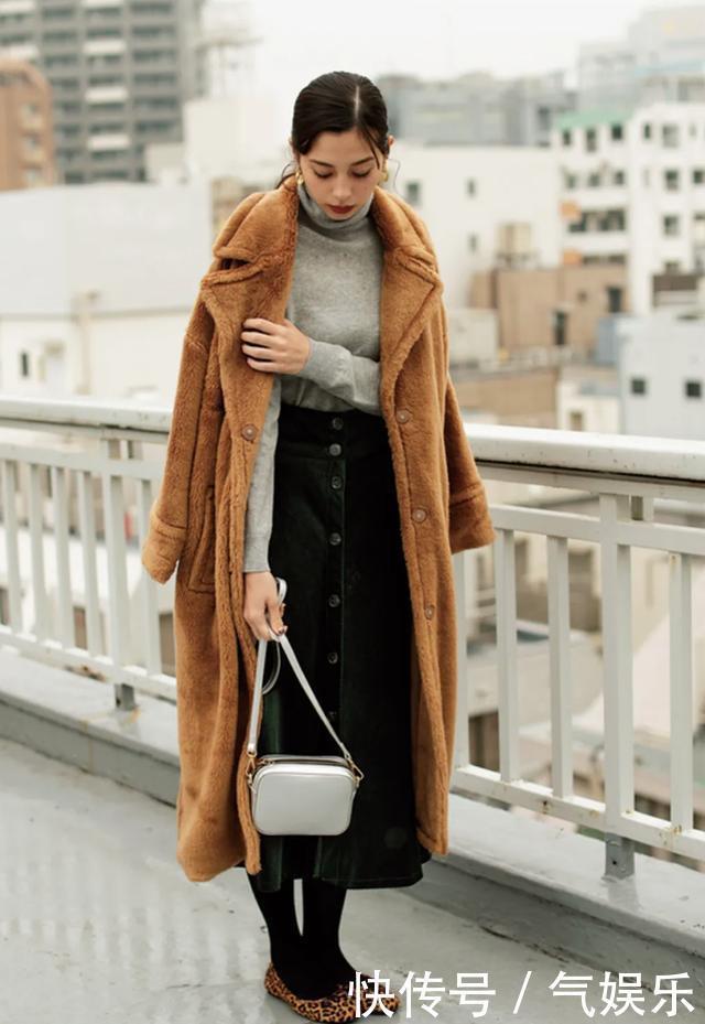“大衣+羊绒衫”真的太高级，精致女人都爱这么穿，上身就是气质