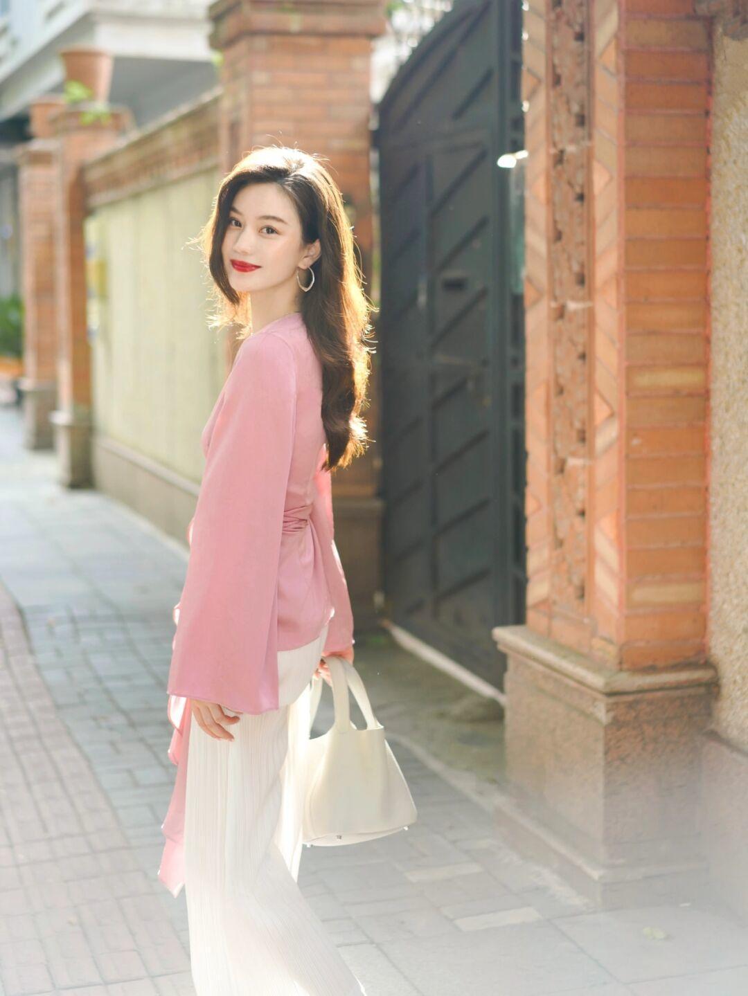 减龄|想要穿出少女感,不如试一试粉色衬衫+白色背带裤,穿起来元气十足!