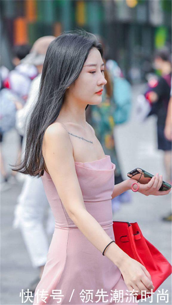 街拍|小姐姐一袭粉色连衣裙,长发飘逸笑容甜美,穿出了“公主范”