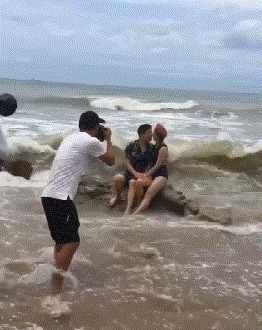 |搞笑GIF:美女是梦到什么了?谁知道劲什么大,晚上跪榴莲吧