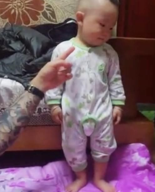 犯错|爸爸训斥犯错的宝宝,宝宝倔强的小眼神亮了,网友:莫欺少年穷