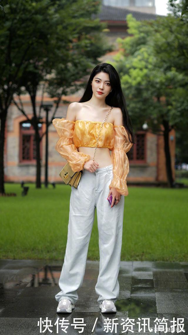 三伏天,搭配夏装选择一件黄色单品,提升气质还非常时髦,超美