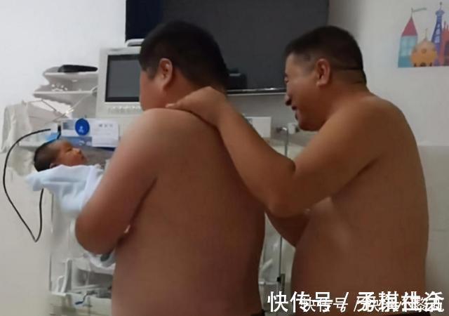 宝宝|宝宝出生,爸爸和舅舅抢着抱,笑不拢嘴的样子,引网友哈哈大笑