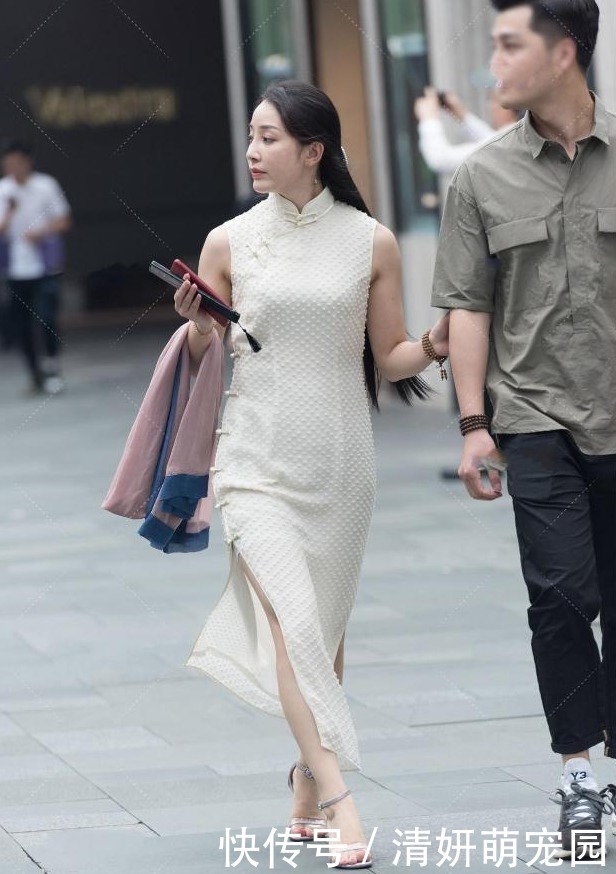 改良版旗袍搭配高跟鞋,弥漫出优雅气质,轻松秀出时尚知性美