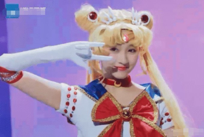 大长腿|同样是cos水冰月,当关晓彤撞上鞠婧祎,一个卖家秀一个买家秀