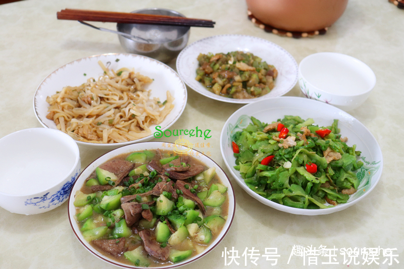 放暑假了,孩子送回老家,婆婆只做了三道家常菜,儿子却很喜欢吃