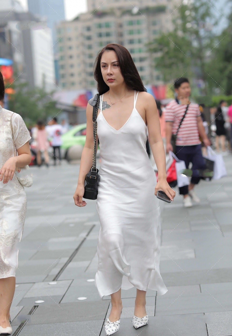 衣服|姑娘的衣服“花里胡哨”，现在的妹子还真敢穿！