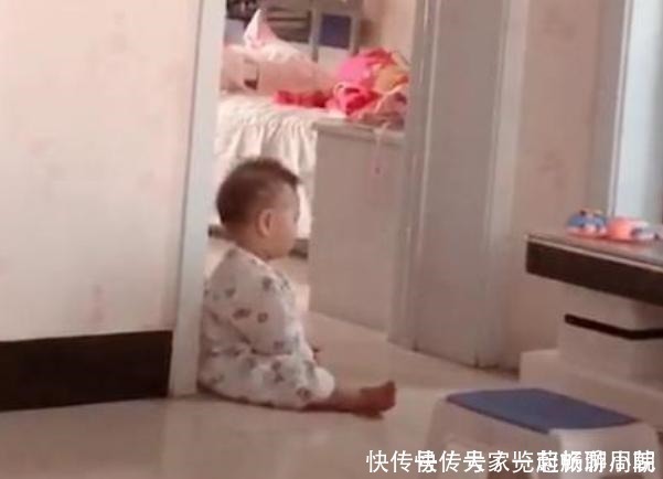 弟弟妹妹|弟弟想和姐姐一起玩，坐在房门口等姐姐醒，这姐弟俩相处得太好了