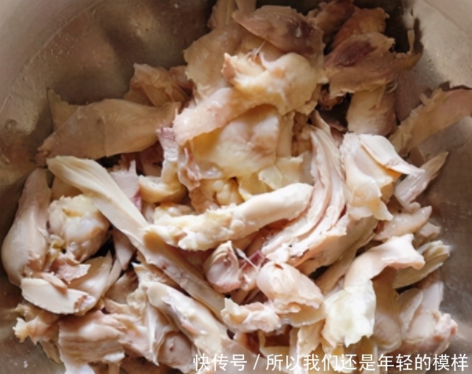肉质细腻爽滑的手撕鸡,家庭版做法十分简单,味道鲜嫩可口